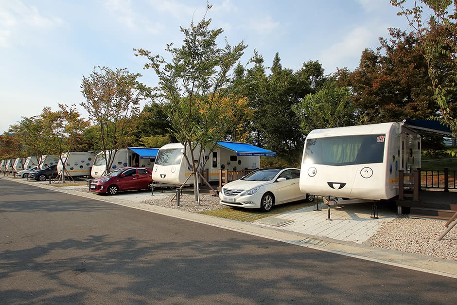 Hantangang Tourist Area Auto Campground (한탄강관광지 오토캠핑장)