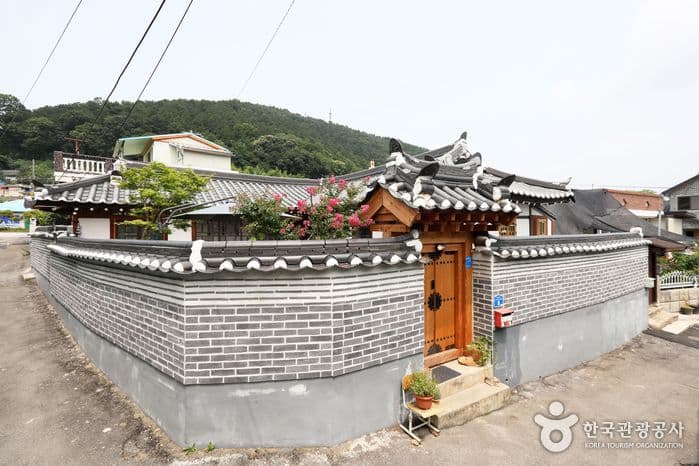 Bonghwangjae Hanok Guesthouse (봉황재 한옥 게스트하우스)